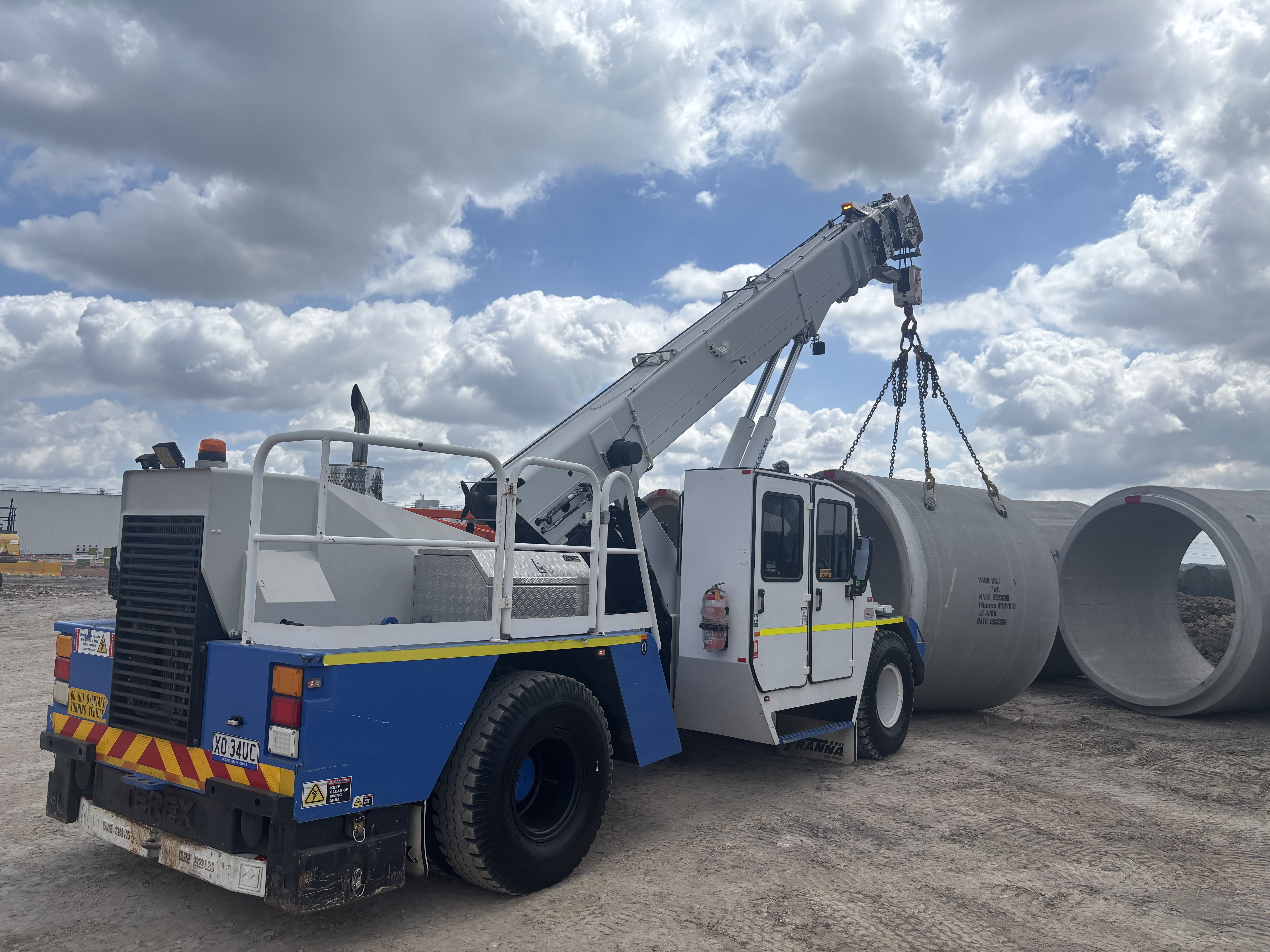 crane lifting pipe
